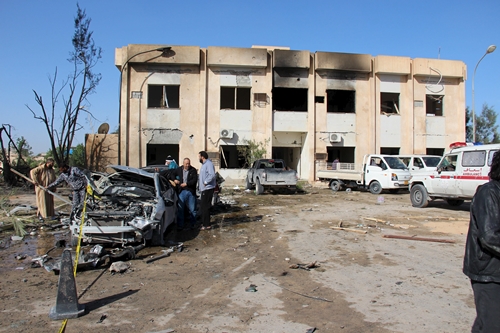 Hiện trường vụ đánh bom tự sát tại trung tâm huấn luyện cảnh sát ở Zliten, Libya, ngày 7/1. Ảnh: Reuters.