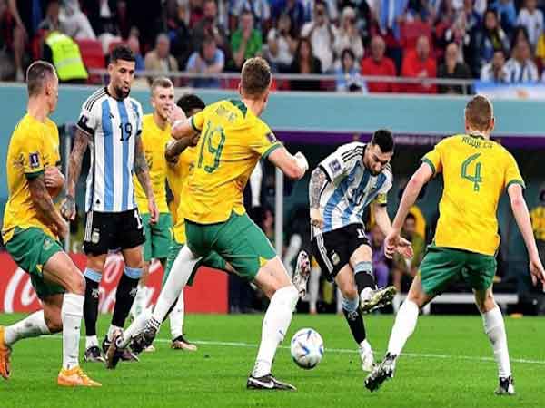 Khoảnh khắc Messi sút tung lưới Australia