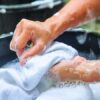 Cách giặt áo không bị xù lông khi giặt bằng tay